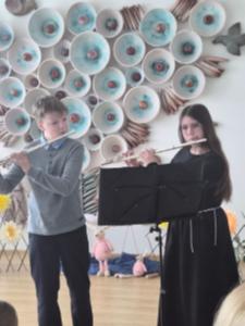 Naujienos „Klaipėdos Jeronimo Kačinsko muzikos mokyklos ugdytinių koncertas ,,Pinsim pynę iš gaidų““ galerija. Nuotrauka 6 iš 10