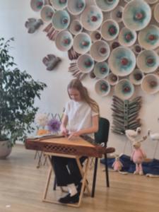 Naujienos „Klaipėdos Jeronimo Kačinsko muzikos mokyklos ugdytinių koncertas ,,Pinsim pynę iš gaidų““ galerija. Nuotrauka 9 iš 10