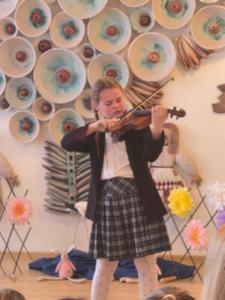 Naujienos „Klaipėdos Jeronimo Kačinsko muzikos mokyklos ugdytinių koncertas ,,Pinsim pynę iš gaidų““ galerija. Nuotrauka 4 iš 10