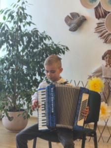 Naujienos „Klaipėdos Jeronimo Kačinsko muzikos mokyklos ugdytinių koncertas ,,Pinsim pynę iš gaidų““ galerija. Nuotrauka 5 iš 10