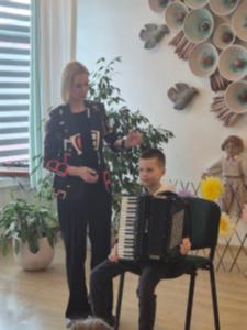 Naujienos „Klaipėdos Jeronimo Kačinsko muzikos mokyklos ugdytinių koncertas ,,Pinsim pynę iš gaidų““ galerija. Nuotrauka 3 iš 10