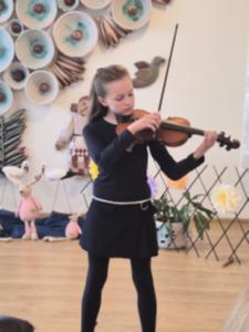 Naujienos „Klaipėdos Jeronimo Kačinsko muzikos mokyklos ugdytinių koncertas ,,Pinsim pynę iš gaidų““ galerija. Nuotrauka 8 iš 10